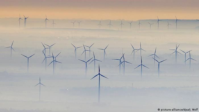 Deutschland Petersberg Windkraftanlagen (picture-alliance/dpa/J. Wolf)