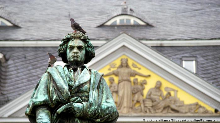 Monumento a Beethoven, esverdeado pelo tempo