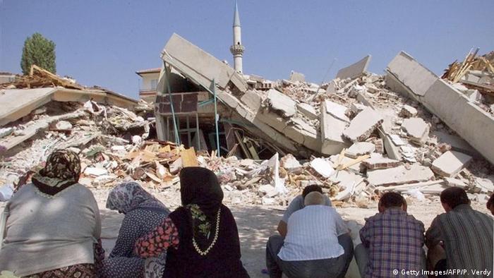 Resmi rakamlara göre deprem 17 bin 480 kişinin ölümüne neden oldu.