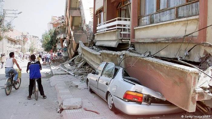 Depremde 285 bin 211 ev ile 42 bin 902 iş yeri büyük hasar gördü.