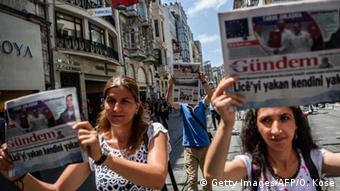 Διαδηλωτές υπέρ της εφημερίδας Οζγκιούρ Γκιουντέμ