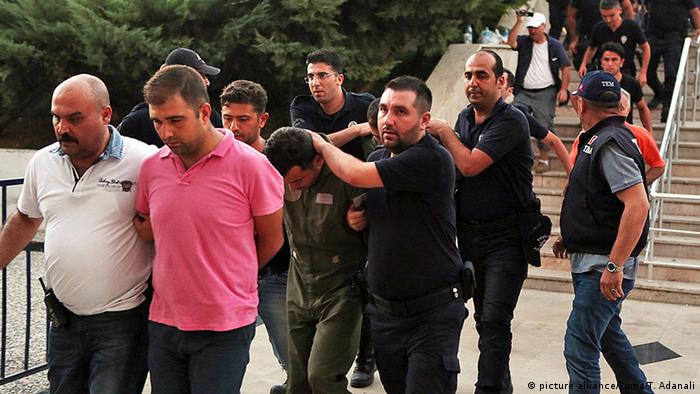 Türkei Mugla Verhaftungen nach Putschversuch (picture-alliance/Zuma/T. Adanali)