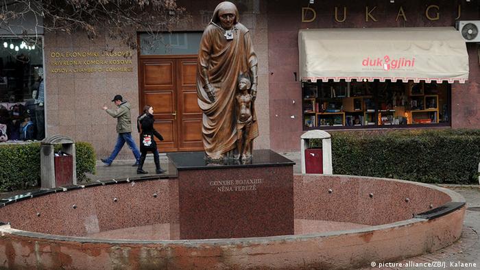 Kosovo Denkmal für Mutter Teresa in Pristina