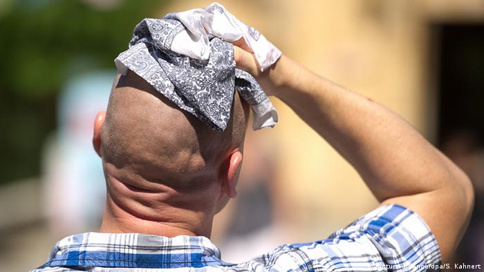 Общество: Man wiping his head (picture-alliance/dpa/S. Kahnert)