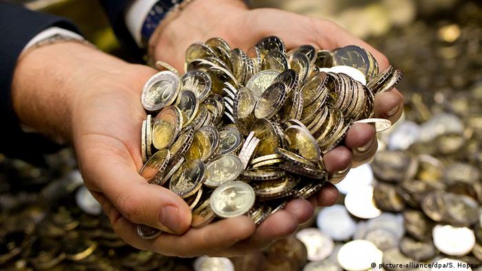 Stock photo of euros in a hand (picture-alliance/dpa/S. Hoppe)