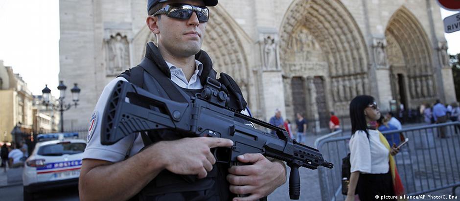 Policiamento em frente à Notre Dame: governo quer investir mais em segurança