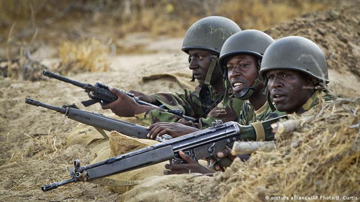 Kenyan army soldiers stand in a dugout position at their base in Tabda (picture alliance/AP Photo/B. Curtis)
