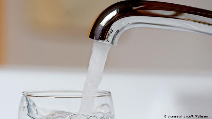 Общество: Faucet with flowing water (picture-alliance/R. Weihrauch)