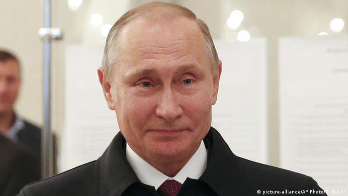 Russland Parlamentswahlen Stimmabgabe Putin (picture-alliance/AP Photo/G. Dukor)