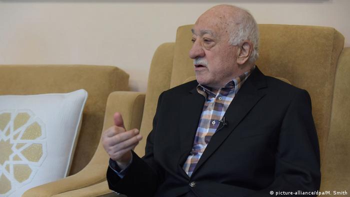 Gulen sits at his home in a chair (picture-alliance/dpa/M. Smith)