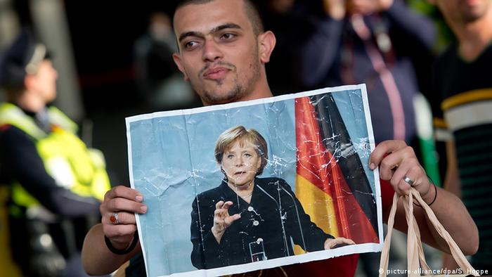 Deutschland München Ankunft von Asylsuchenden Poster Merkel (picture-alliance/dpa/S. Hoppe)