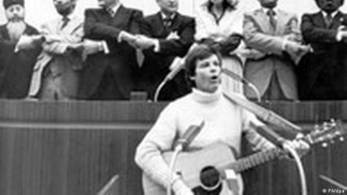 Дийн Рид пее в Двореца на републиката в Източен Берлин, 1979