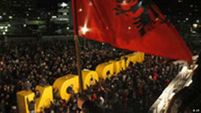 Kosovo Unabhängigkeit Denkmal und Flagge in Pristina (AP)