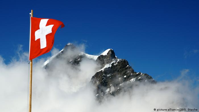 Schweiz Berner Alpen Volksabstimmung Symbolbild