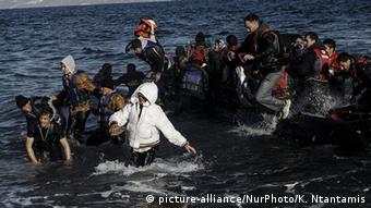 Griechenland Lesbos Skala Sikamnias Boot mit Flüchtlingen legt an (picture-alliance/NurPhoto/K. Ntantamis)