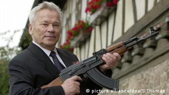 Mihail T. Kalashnikovi, konstruktori i automatikut me të njëjtin emër, 2002