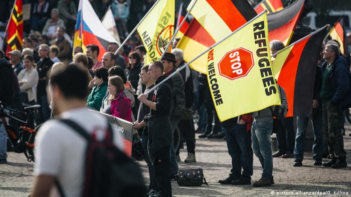 Deutschland Pegida-Demo in Dresden (picture-alliance/dpa/O. Killing)