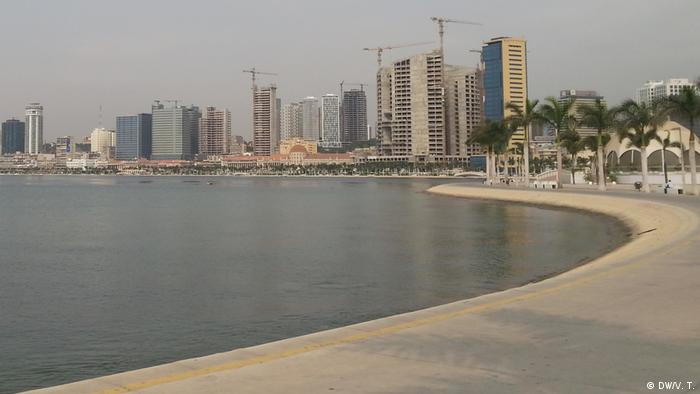 Angola Bucht von Luanda mit Skyline (DW/V. T.)