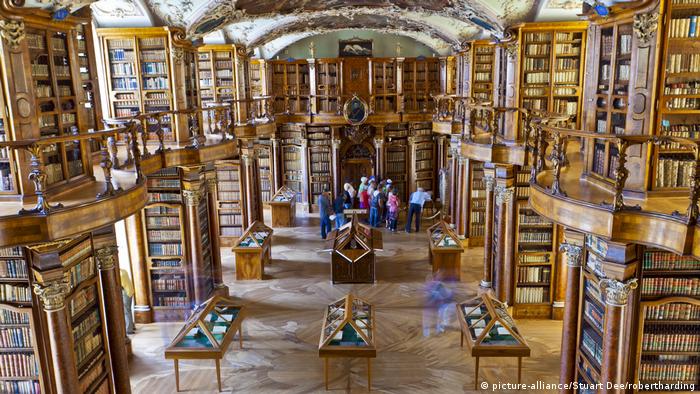 Stiftsbibliothek in St. Gallen (picture-alliance/Stuart Dee/robertharding)
