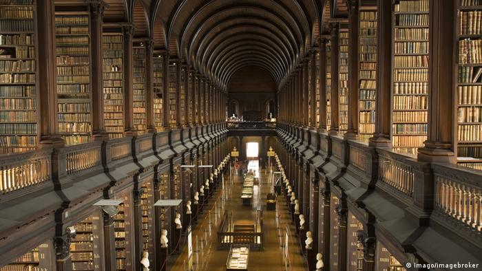 Long Room des Trinity College in Dublin - Bibliothek (Imago/imagebroker)