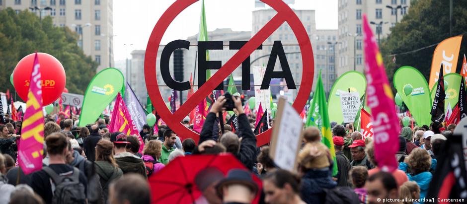 Protesto em Berlim contra a assinatura do polêmica acordo entre Canadá e UE