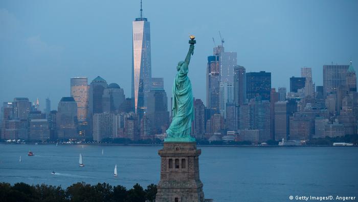 USA New York Freiheitsstatue mit Skyline (Getty Images/D. Angerer)