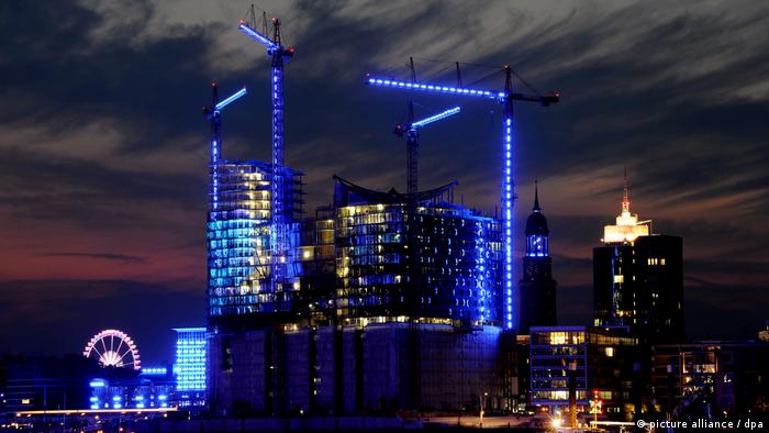Hamburg Baustelle der Elbphilharmonie «Blue Port» Illumination (picture alliance / dpa)