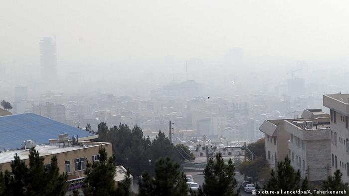 Bildergalerie | Luftverschmutzung im Teheran (picture-alliance/dpa/A. Taherkenareh)