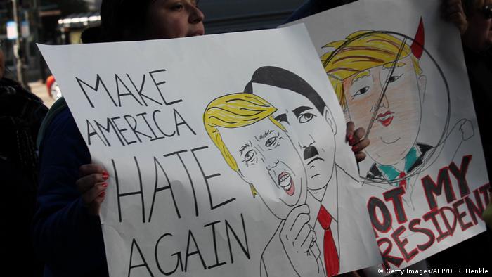 Protest-Plakate gegen Donald Trump (Foto: Getty Images/AFP/D. R. Henkle)