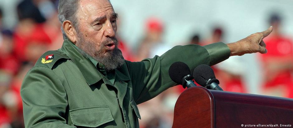 Castro discursa na Praça da Revolução de Havana no Dia do Trabalho, em 2006