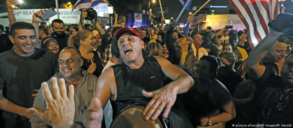 Multidão reunida em frente ao café Versailles, em "Little Havana", para festejar a morte de Fidel