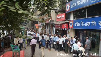 Crowd at a bank in Kolkata (Getty Images/AFP/D. Sarkar)