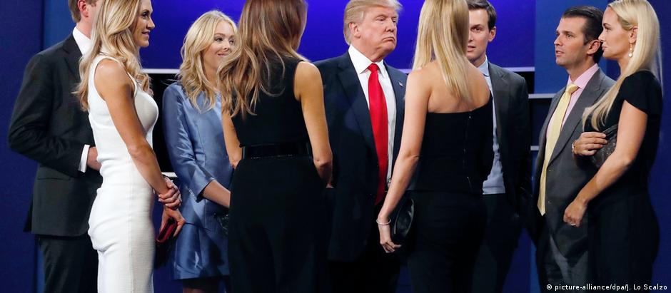 Trump e a família ao final de um debate eleitoral, em outubro de 2016