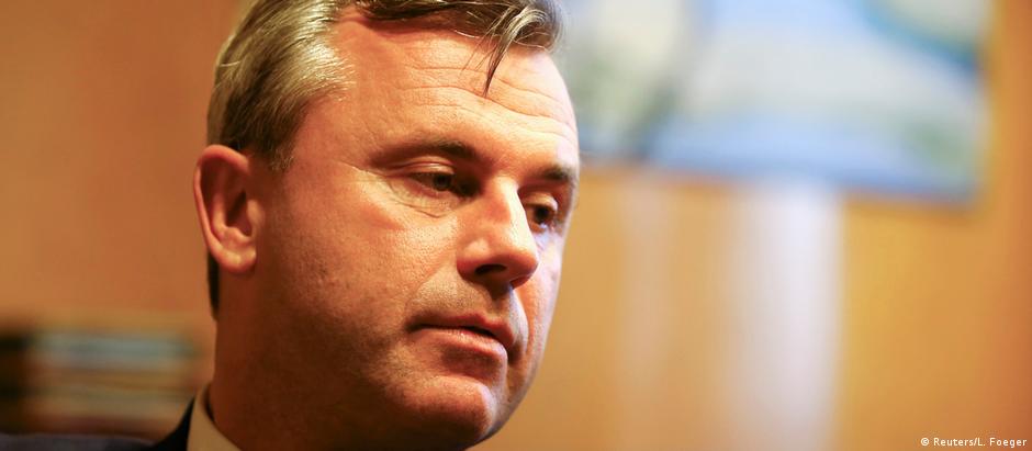 Norbert Hofer, do nacionalista FPÖ, foi derrotado pelo ambientalista Alexander Van der Bellen