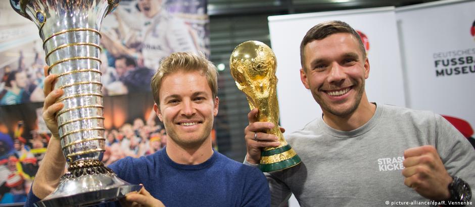 Podolski e Nico Rosberg se encontraram em Colônia para posar com seus troféus mundiais