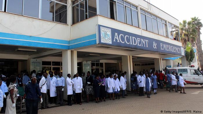 Doctors and patients outside Kenyatta National Hospital (Getty Images/AFP/S. Maina)