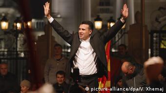 Mazedonien Jubel Wahlen Zoran Zaev (picture-alliance/dpa/V. Xhemaj)