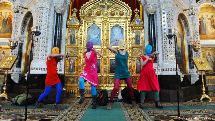 Masked members of the protest punk band Pussy Riot performing an anti-Putin song in the Cathedral of the Savior in Moscow, Russia (picture alliance / dpa)