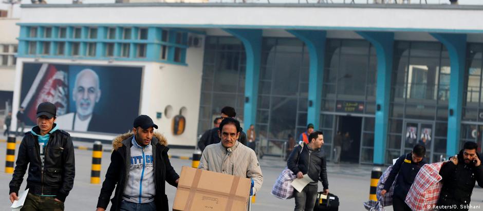 Grupo de afegãos deportados da Alemanha chega ao aeroporto de Cabul
