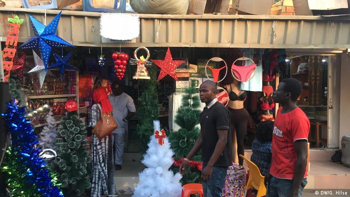 Buying Xmas decorations in Abuja (DW/G. Hilse)