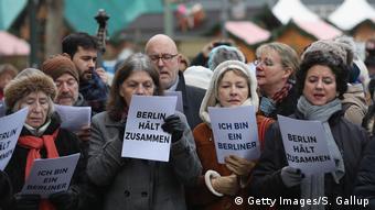 Deutschland Berlin - Bürger und Flüchtlinge Gedenken der Opfer (Getty Images/S. Gallup)