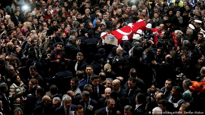 Похороны жертв теракта в Измире в 2017 году