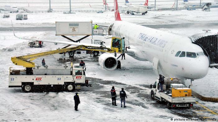 Türkei Schnee auf dem Flughafen Istanbul (picture-alliance/dpa/I. Yildlz)
