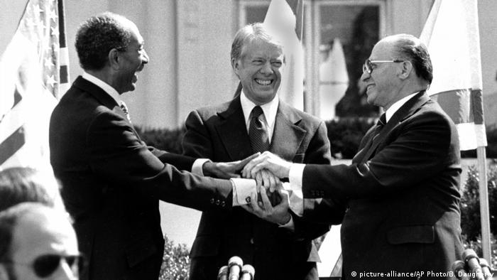  جیمی کارتر، رئیس جمهوری وقت آمریکا در کمپ دیوید میزبان سران اسرائیل و مصر برای امضای قرارداد صلح میان این دو کشور بود