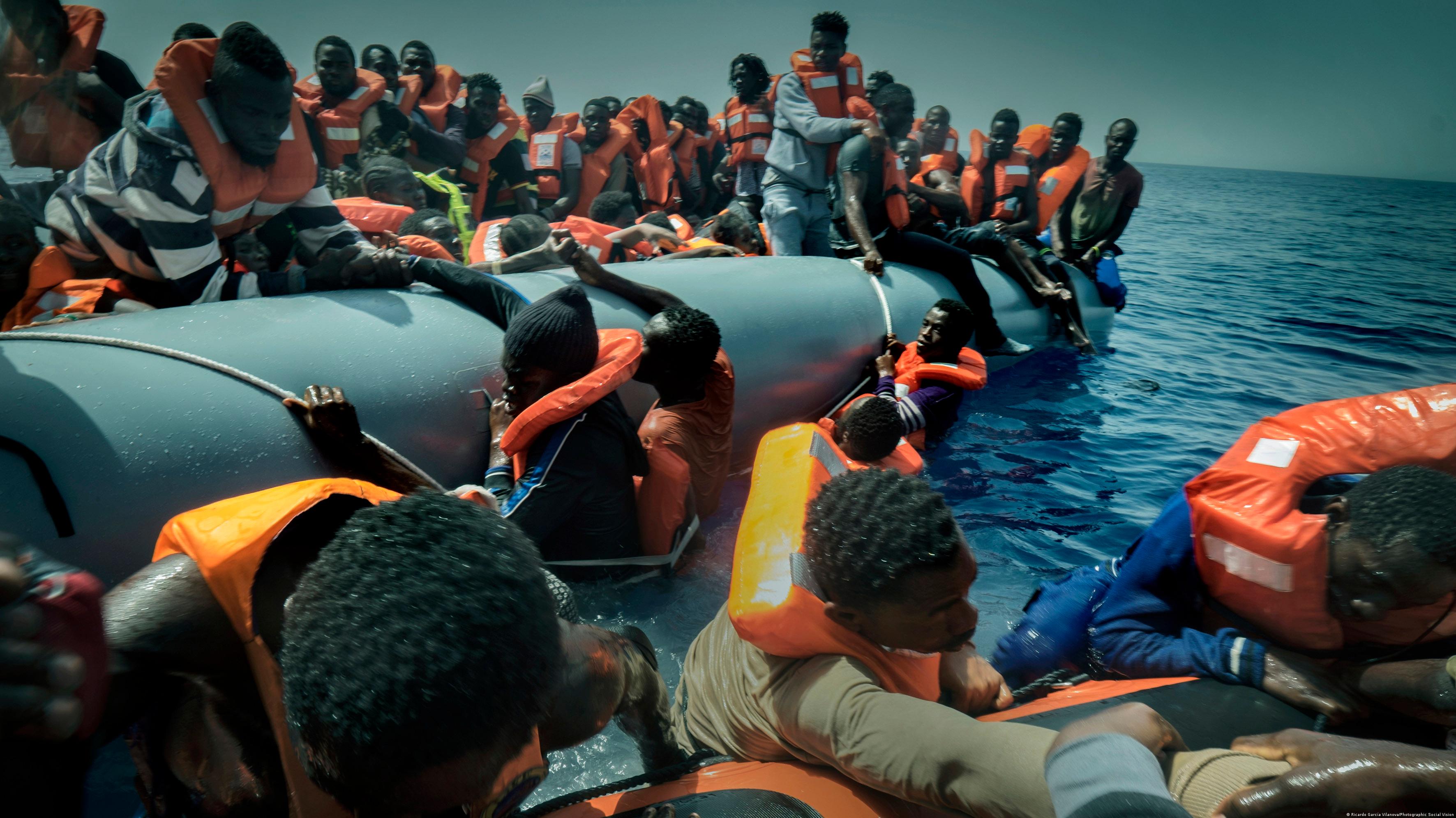 Мигранты из Ливии захватили в Средиземном море спасший их танкер