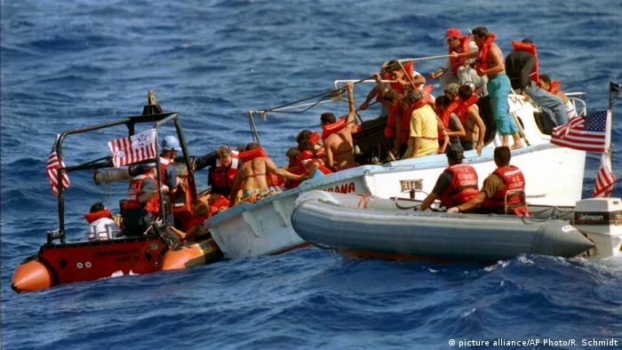 Refugiados cubanos sendo resgatados em barcos