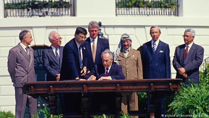 Politicians sign the Oslo I Accord on the lawn of the White House in 1993 (picture-alliance/dpa/A. Sachs)