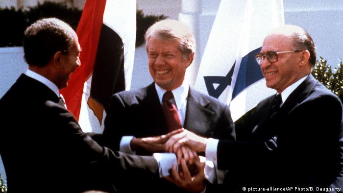 Sadat, Carter and Begin join hands after they signed the Camp David Accords in Washington 1979 (picture-alliance/AP Photo/B. Daugherty)