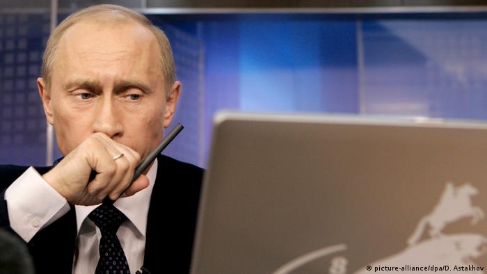 Vladimir Putin mit Laptop (picture-alliance/dpa/D. Astakhov)