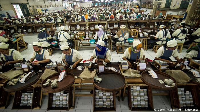 Indonesien Zigarrenproduktion Fabrik (Getty Images/AFP/J. Kriswanto)